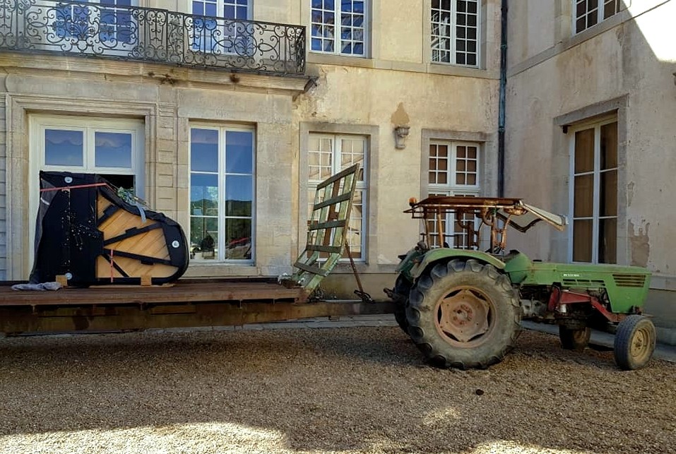 La remorque est arrivée, le Bechstein est hissé dessus