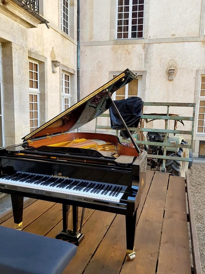 Le Bechstein est en place sur la remorque qui va servir de scène