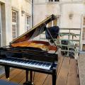 Le Bechstein est en place sur la remorque qui va servir de scène