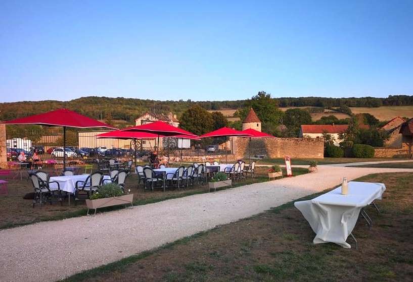 Le Fantastic Picnic se prépare sur la terrasse du Café du Château