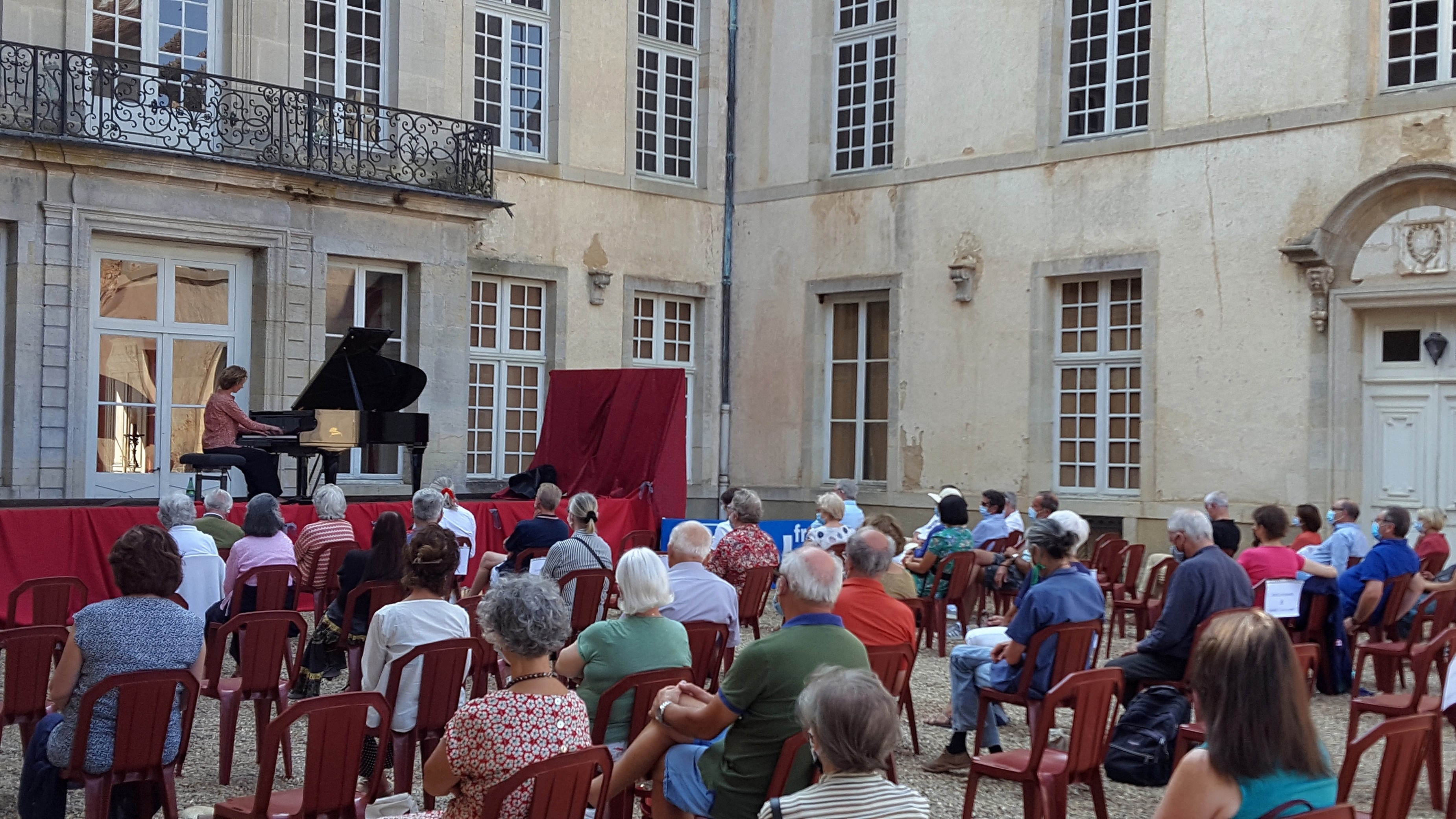 Pendant le concert de Juliette Mazerand