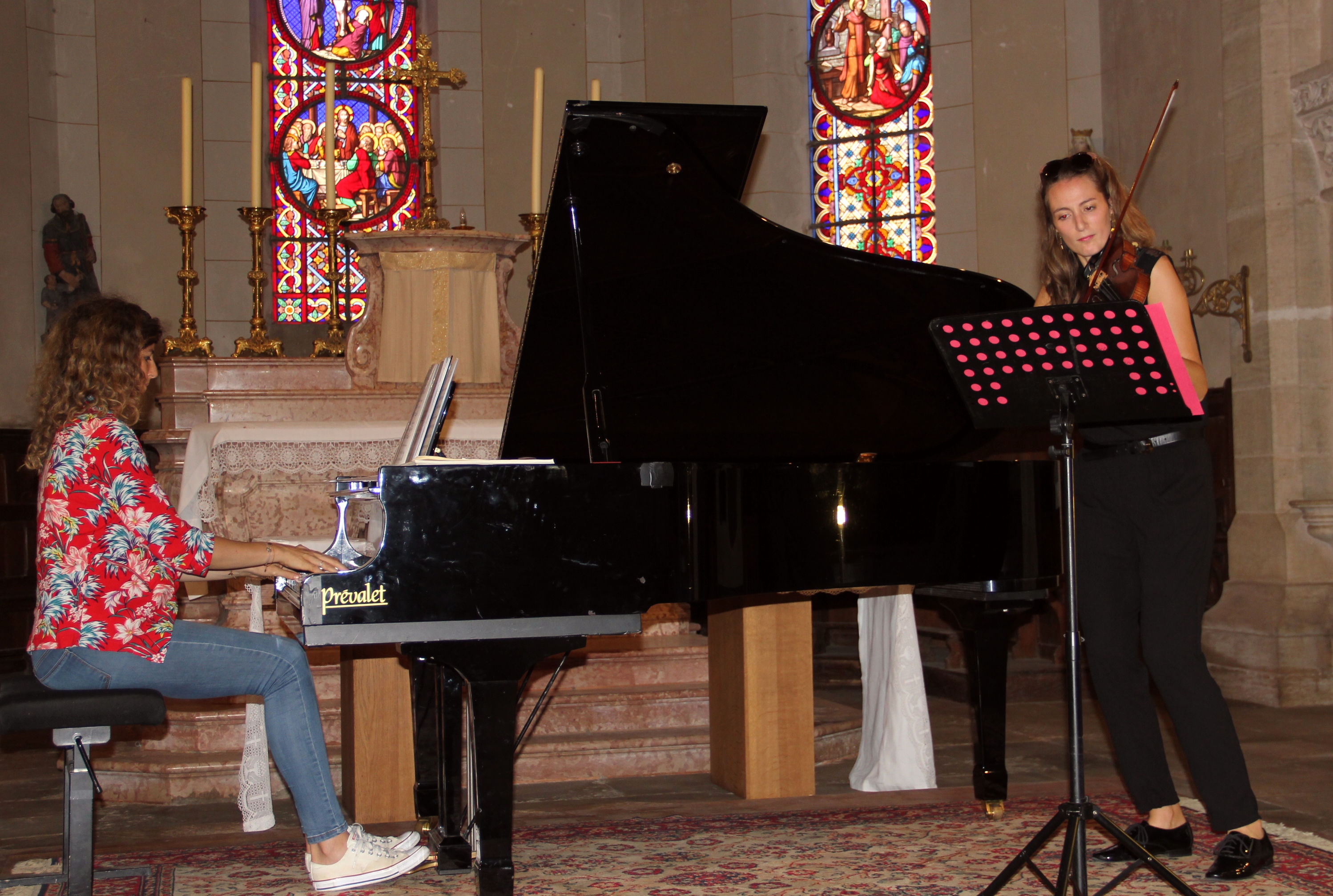 Les soeurs Graziano, Agnès, piano et Marie, violon, en répétition