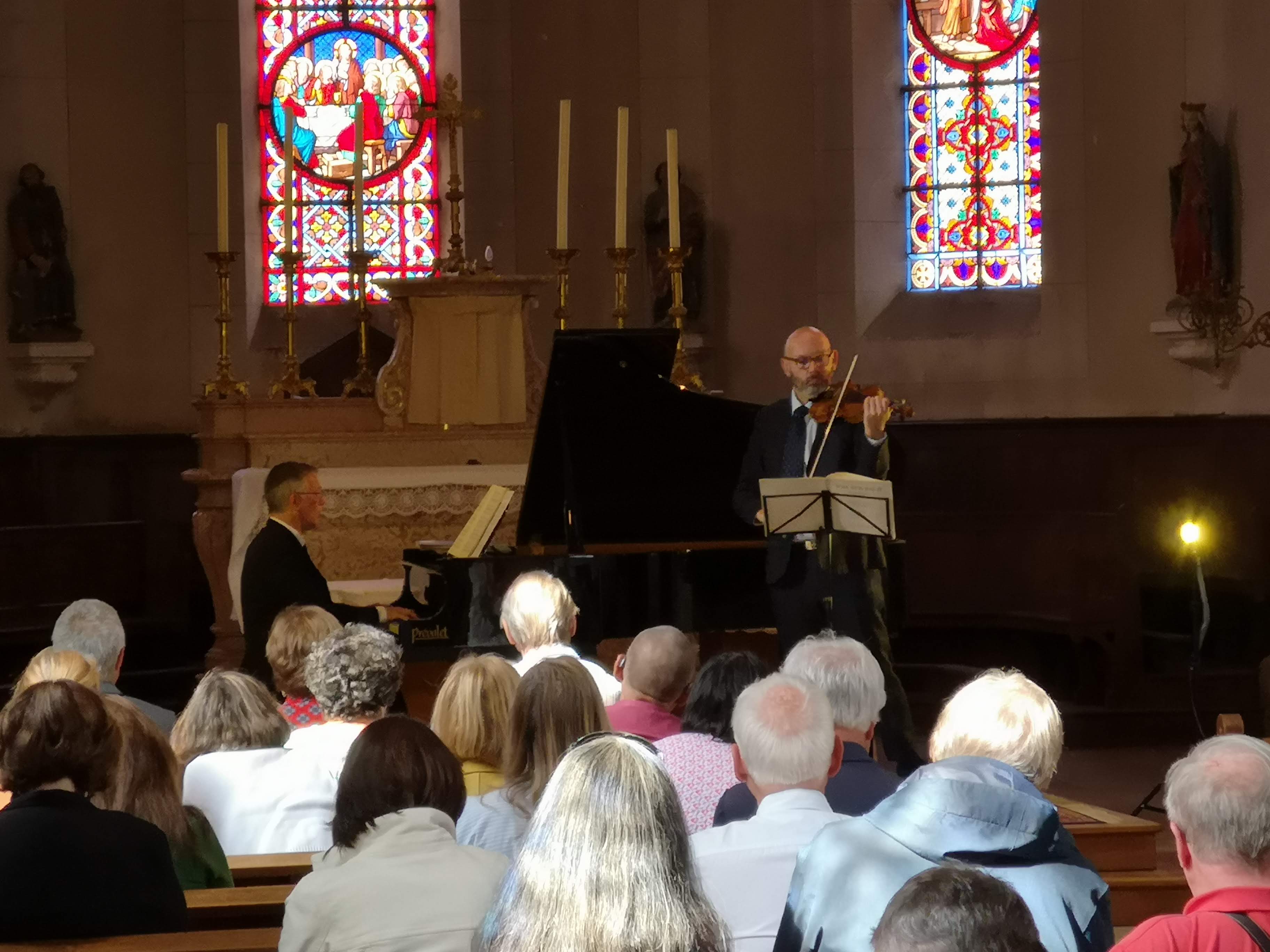 Le public attentif durant le concert de Fabien Roussel et Thierry Sibaud