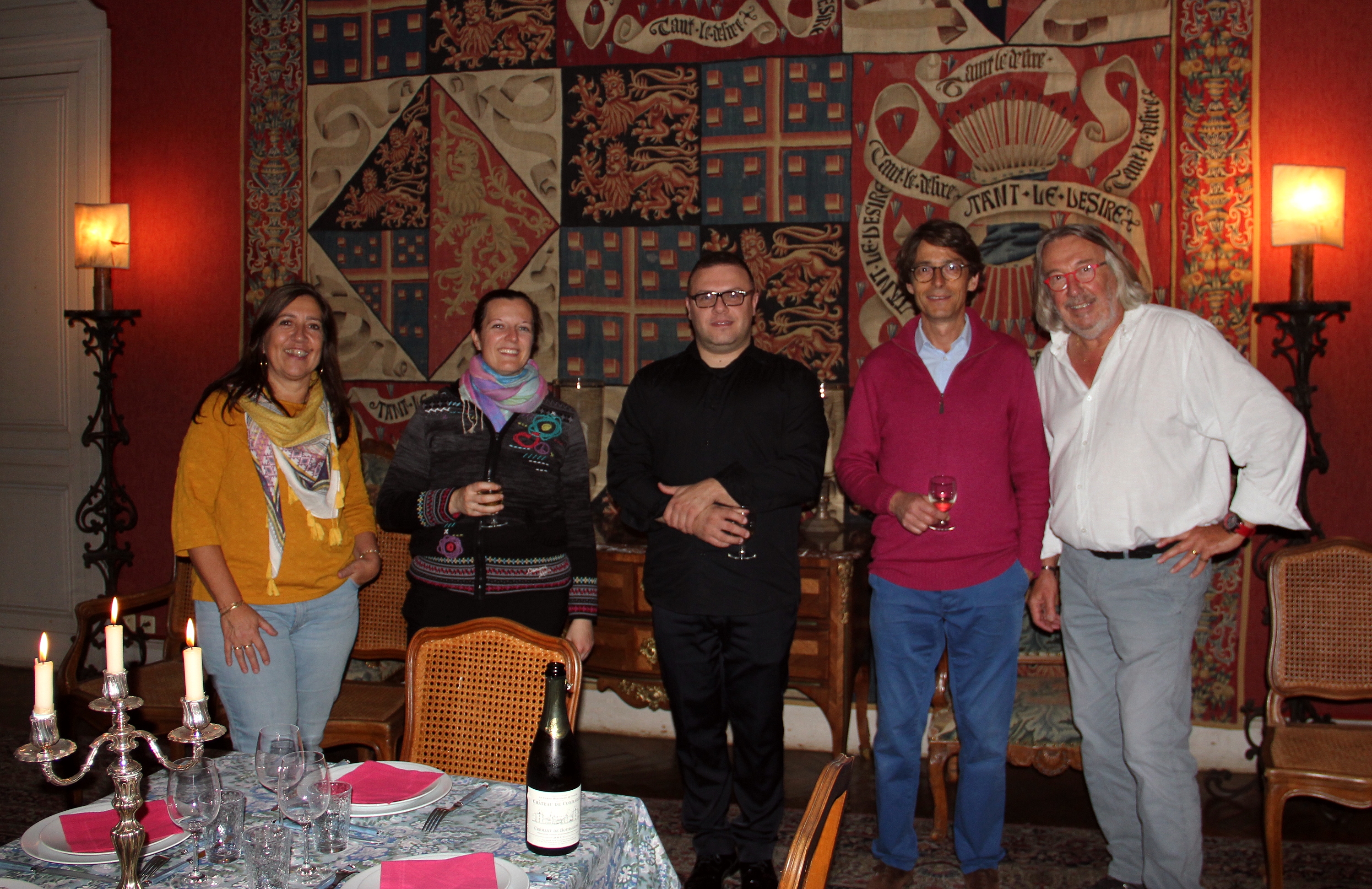 Un dîner après le concert, avec les musiciens, dans un salon du château