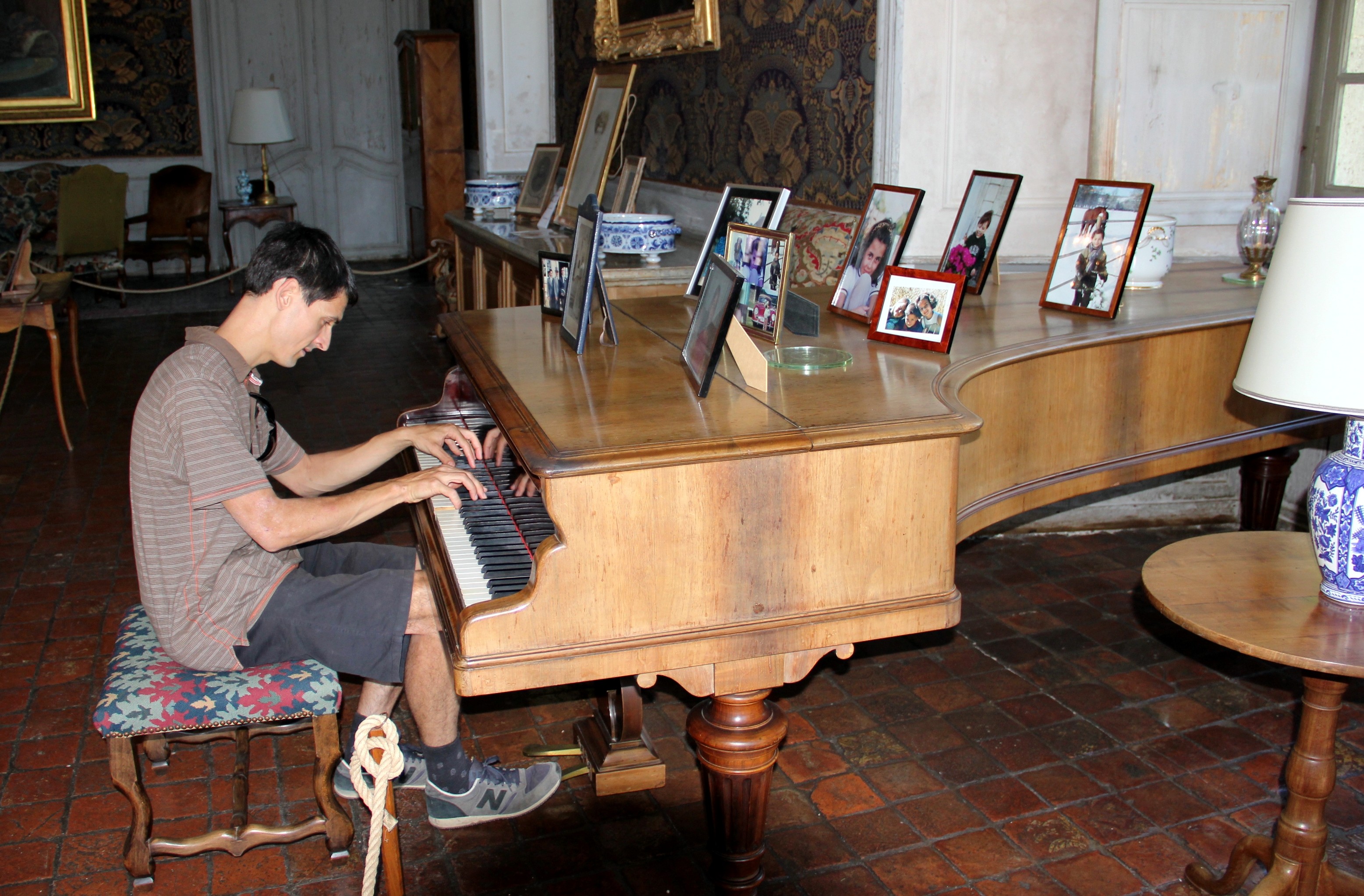 Visite du château avant le concert. JB Mathulin joue sur l'Erard du château