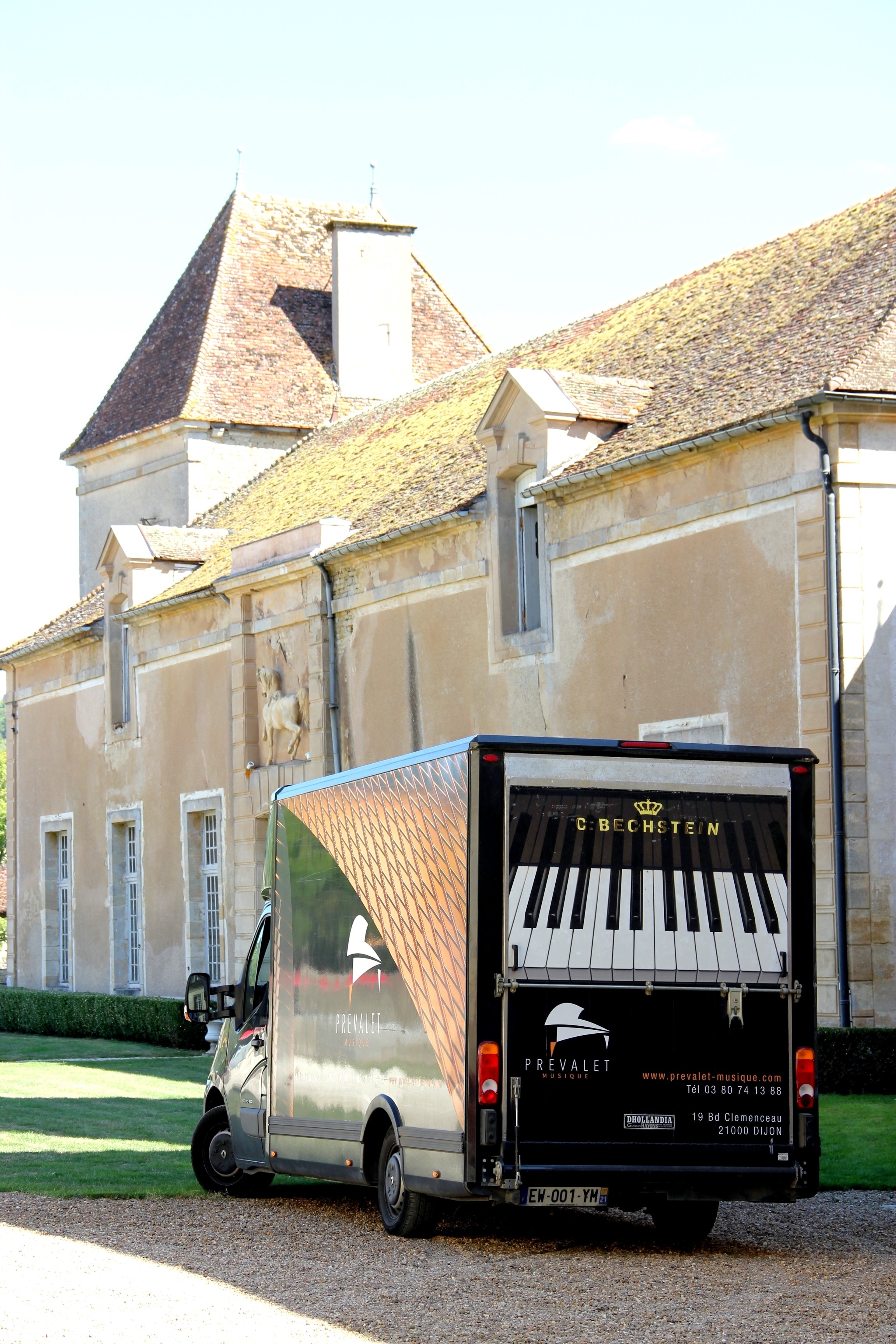 Le piano Bechstein est arrivé au château