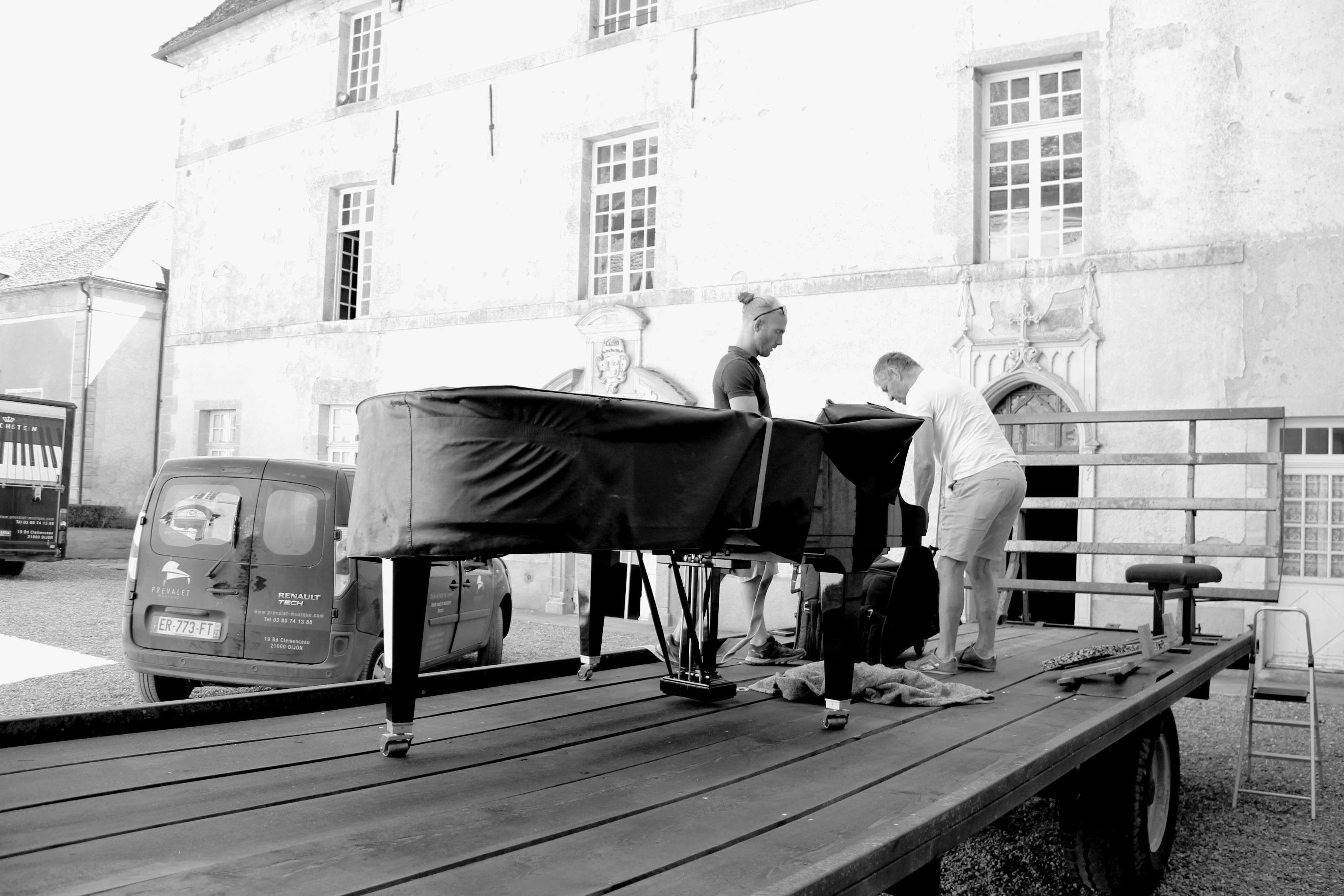 La Maison Prévalet-Musique installe le Bechstein sur la remorque qui servira de scène