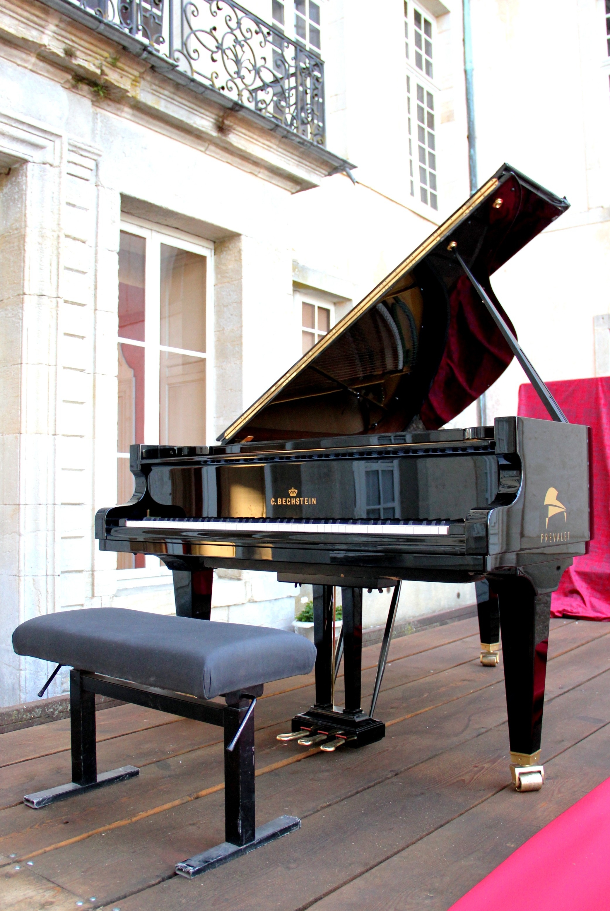 Le Bechstein est prêt pour le concert, sur la scène...