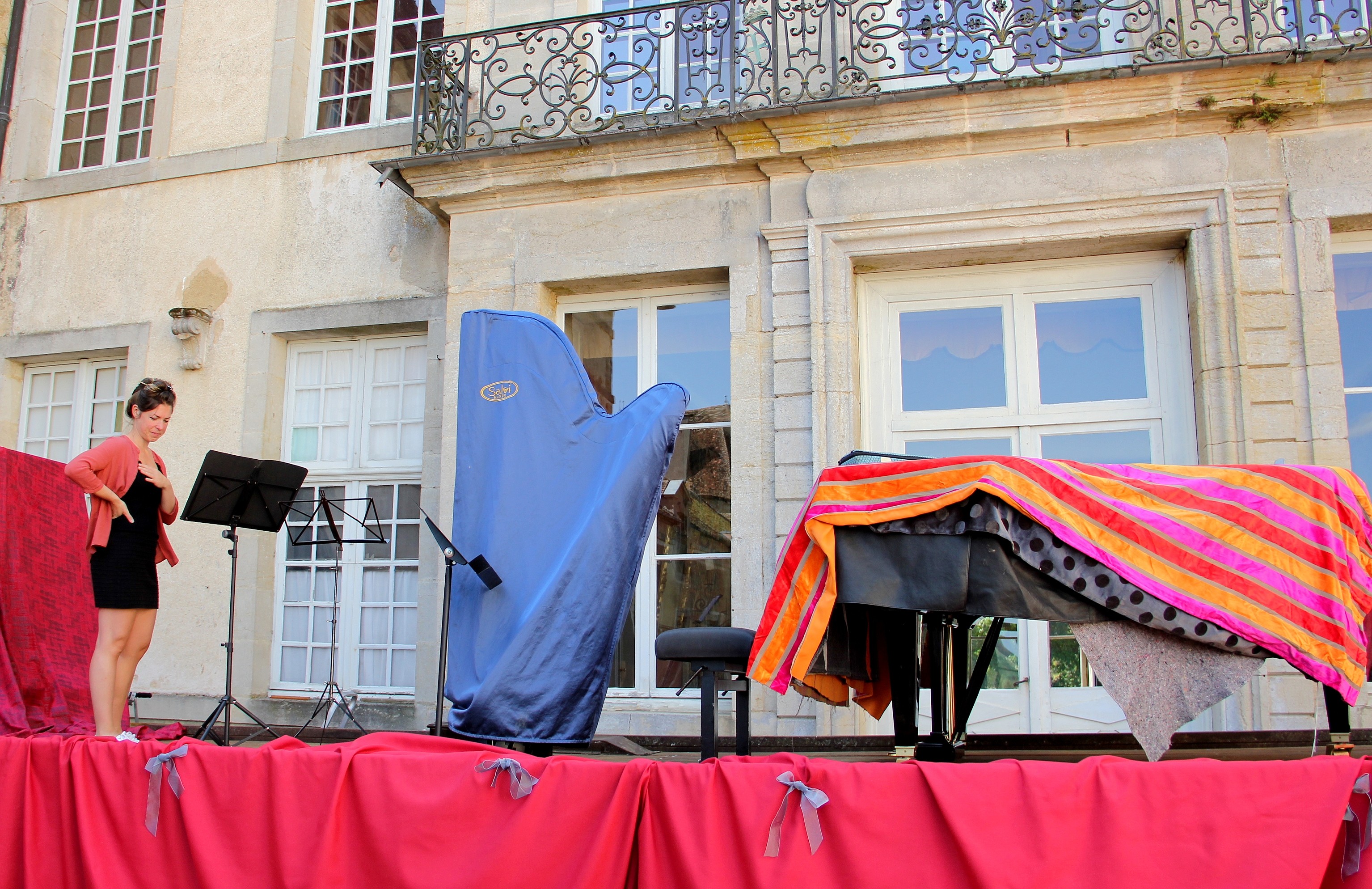 Le Trio Zerline vient d'arriver, la harpe est montée sur la scène, à côté du piano