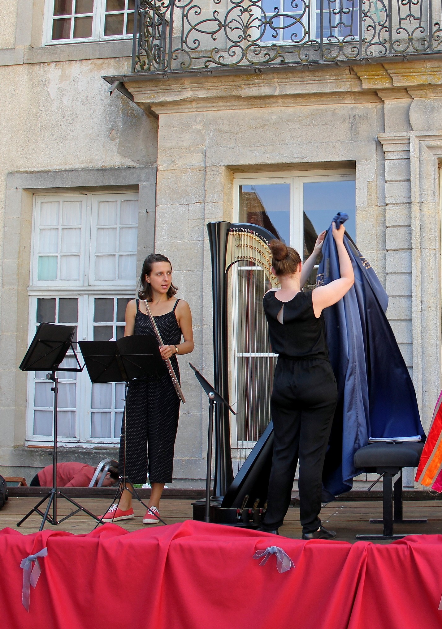 Le Trio Zerline s'installe sur scène. Joanna découvre la harpe