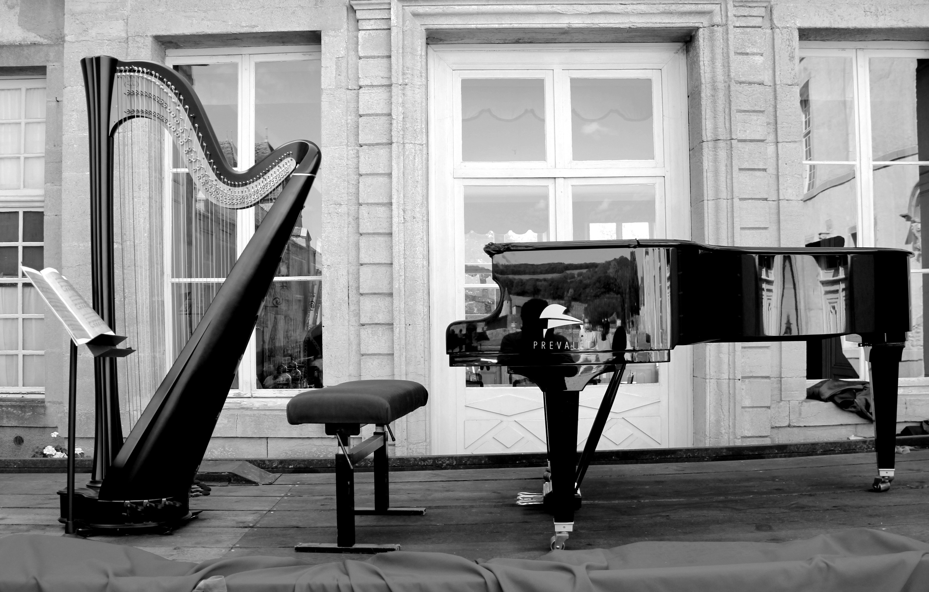 Une harpe, un piano, nobles instruments pour de très beaux concerts...