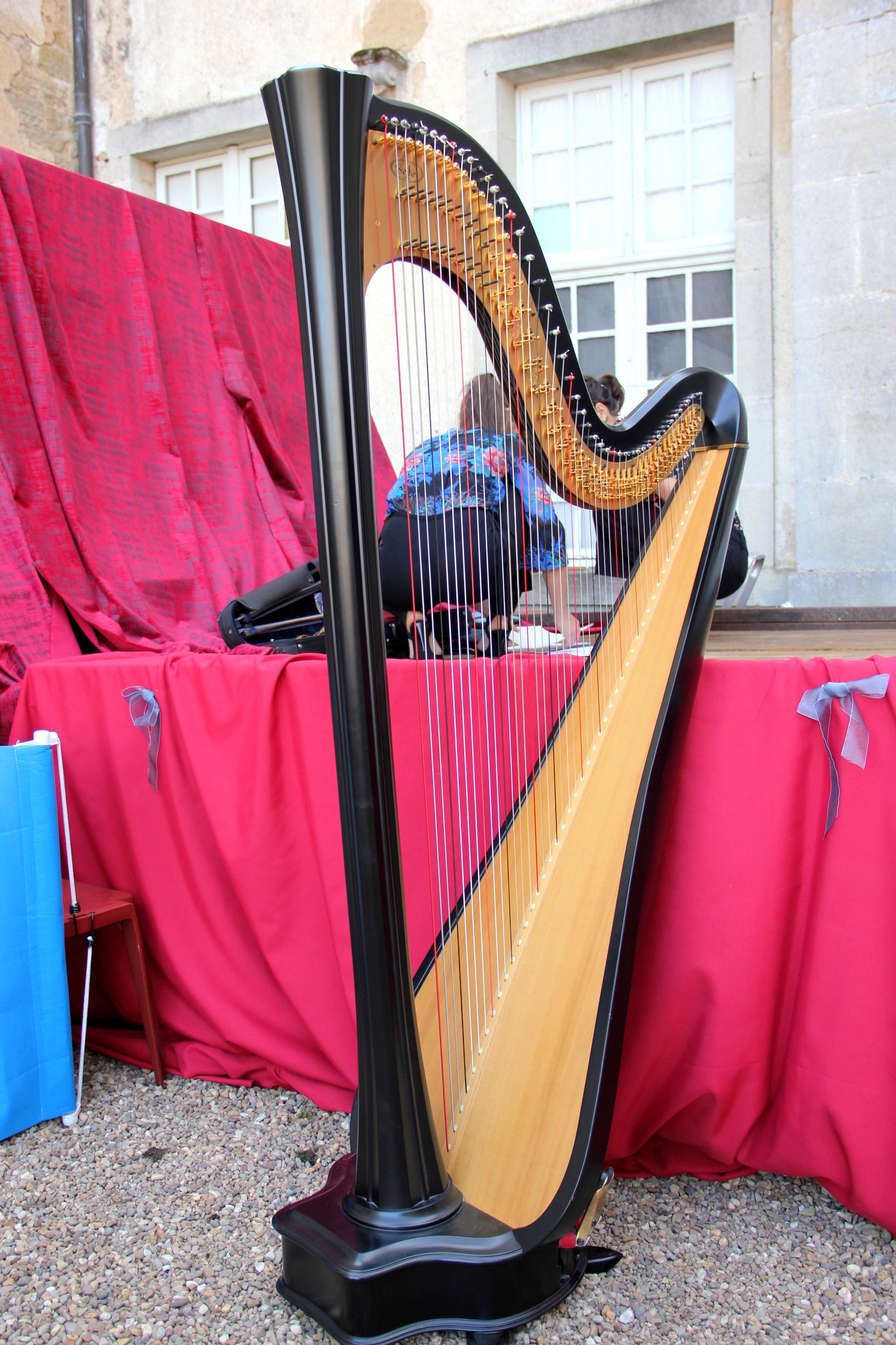 La harpe du Trio Zerline vient de descendre de scène
