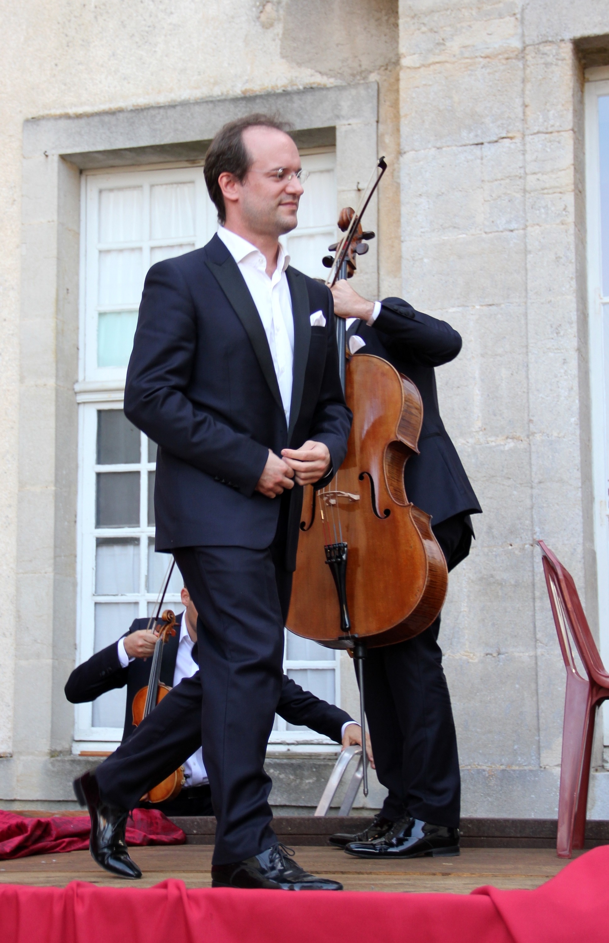 L'arrivée sur scène du Trio Chausson, pour son concert