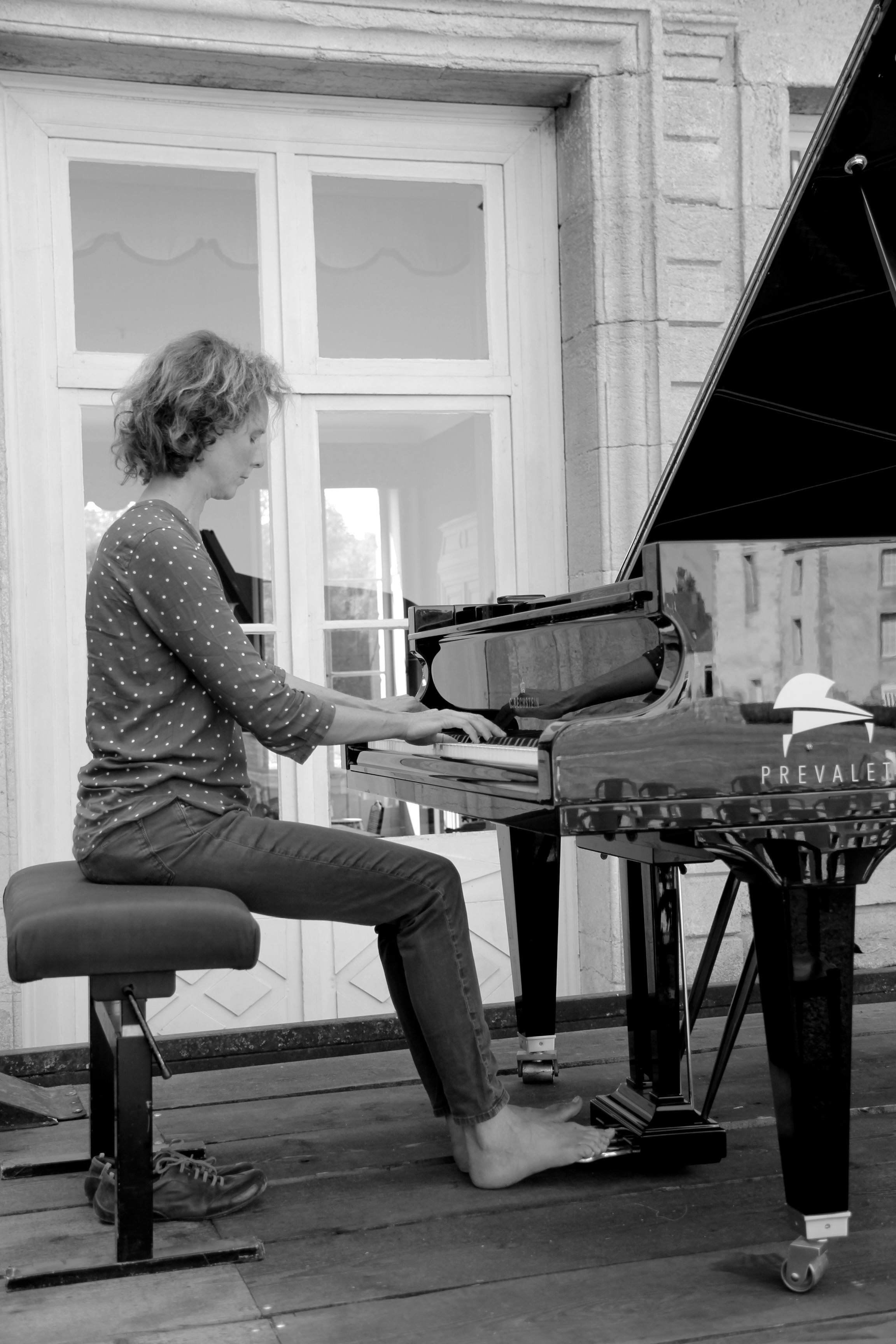 Juliette Mazerand s'installe pour répéter sur le Bechstein