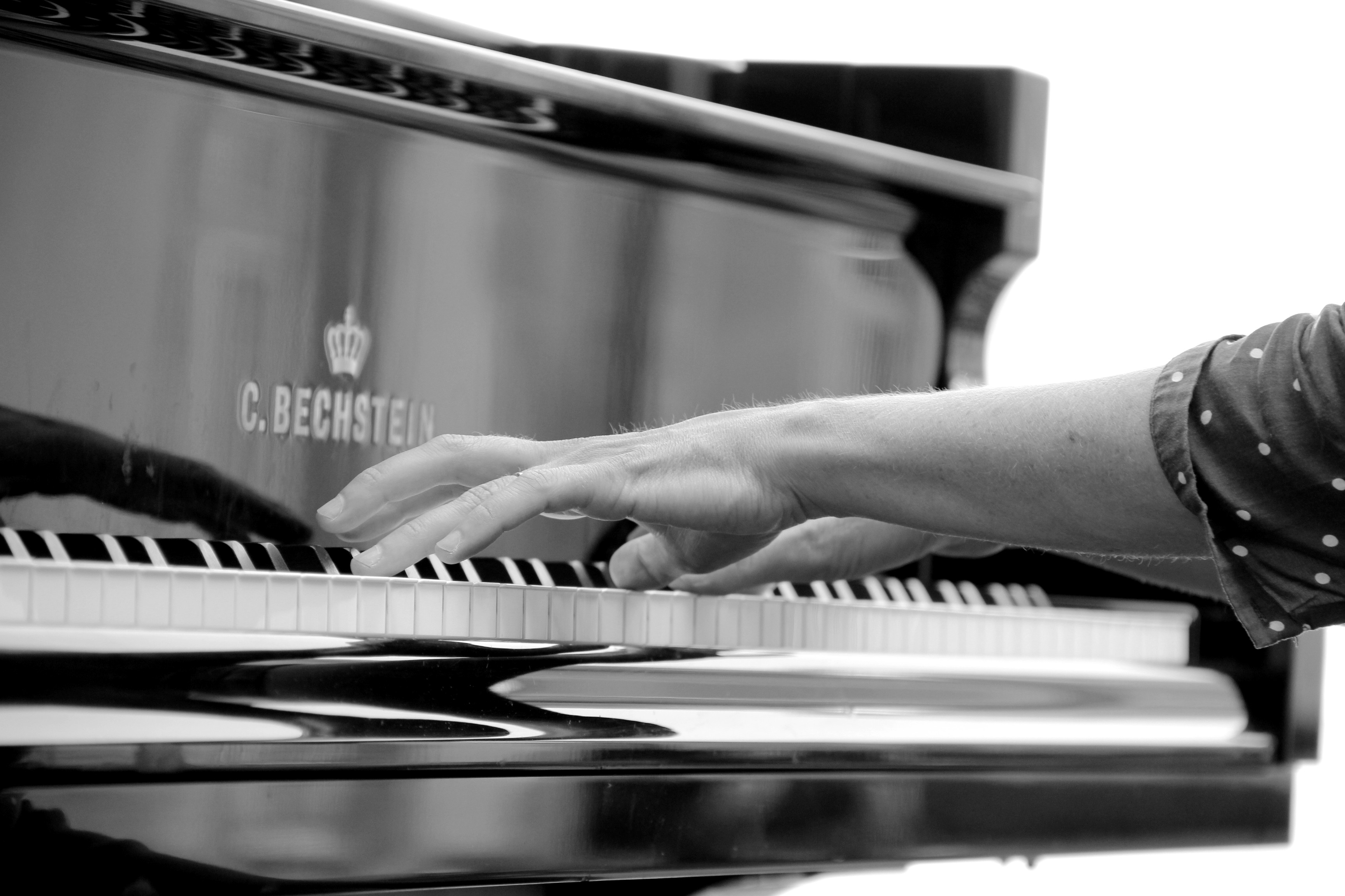 Les mains de Juliette Mazerand sur le clavier du Bechstein